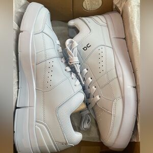 Brand New On cloud womens the roger clubhouse in grey color sneakers size 9